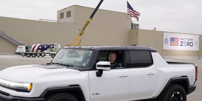 Detroit - General Motors erhöht Gewinnprognose und kündigt Batteriewerk an