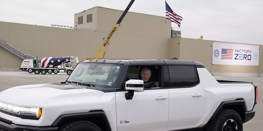 US-Präsident Joe Biden am Steuer eines elektrisch betriebenen Pickups. Der Autokonzern General Motors hat eine Fabrik zum Bau solcher Pickups im Beisein von Biden eröffnet.