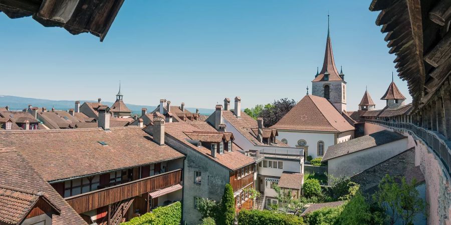 Blick von der Ringmauer aus auf die Altstadt von Murten.