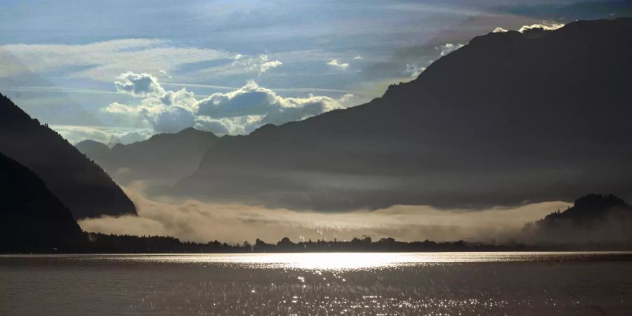 Blick Richtung Brienzersee auf die Ebene von Unterseen und Interlaken. Vorne der Thunersee.