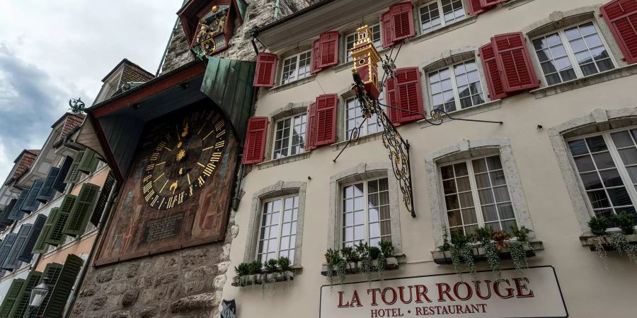 Der Zeitglockenturm von Solothurn und das Hotel La Tour rouge.