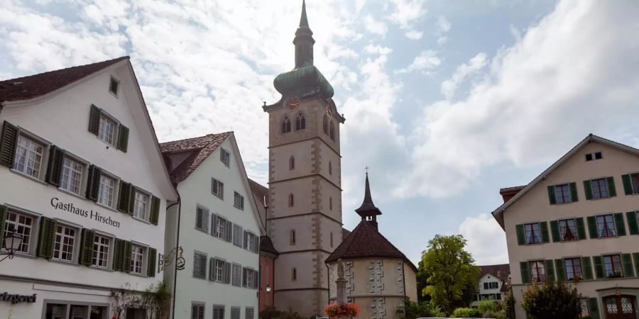 Der Hirschenplatz mit der katholischen Kirche Bischofzell.