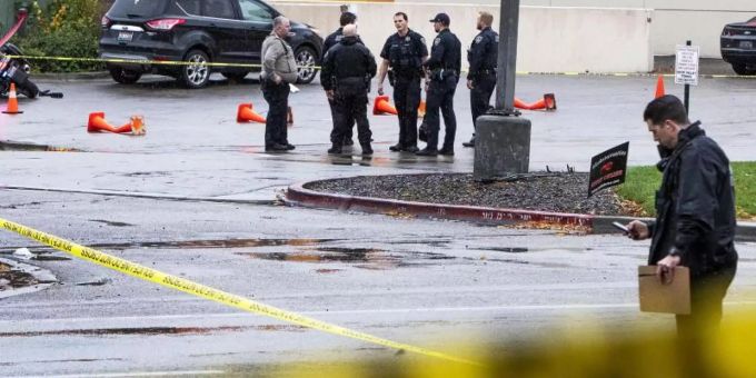 Die Polizei sammelt Beweise am Tatort in der Nähe des Boise Towne Square. Foto: Darin Oswald/Idaho Statesman/AP/dpa Die Polizei sammelt Beweise am Tatort in der Nähe des Boise Towne Square. Foto: Darin Oswald/Idaho Statesman/AP/dpa