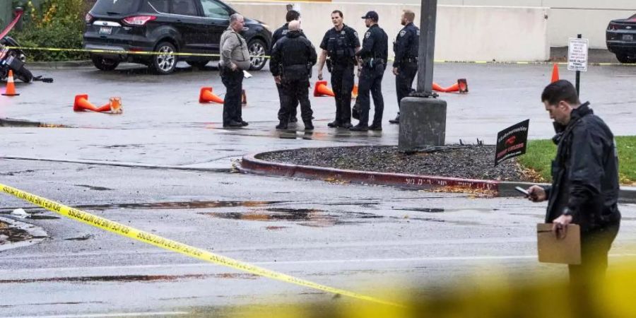 Die Polizei sammelt Beweise am Tatort in der Nähe des Boise Towne Square. Foto: Darin Oswald/Idaho Statesman/AP/dpa