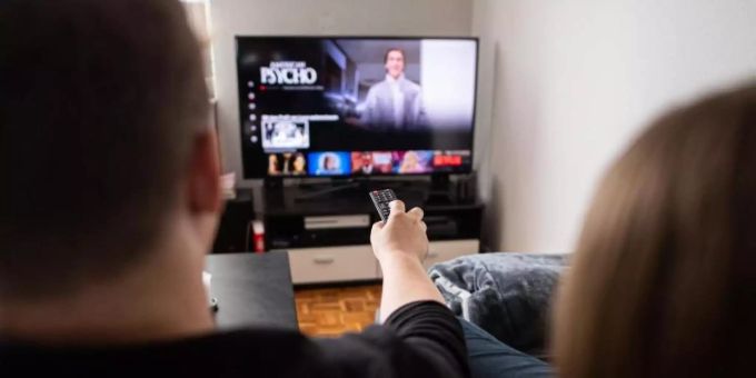 Immer mehr Haushalte in Deutschland schauen Fernsehen nicht mehr über den Weg Kabel oder Satellit, sondern nutzen dafür das Internet. Foto: Daniel Reinhardt/dpa Immer mehr Haushalte in Deutschland schauen Fernsehen nicht mehr über den Weg Kabel oder Satellit, sondern nutzen dafür das Internet. Foto: Daniel Reinhardt/dpa