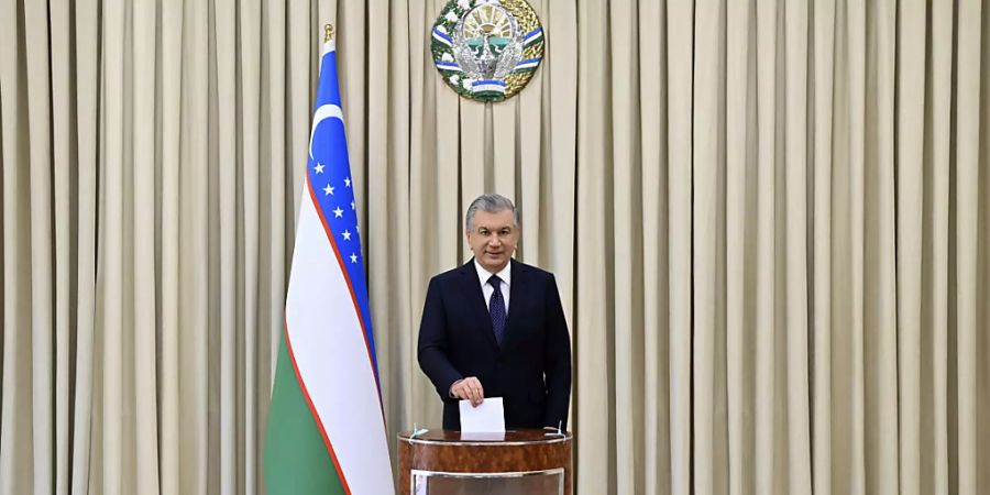 Der Präsident von Usbekistan Schawkat Mirsijojew wirft seinen Stimmzettel in eine Wahlurne. Foto: Uncredited/Uzbekistan Presidential Press Service/AP/dpa