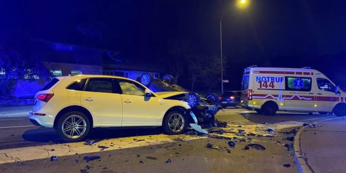 Eines der beiden Autos überschlug sich und landete auf dem Dach. Eine Beteiligte wurde verletzt. oftringen ag