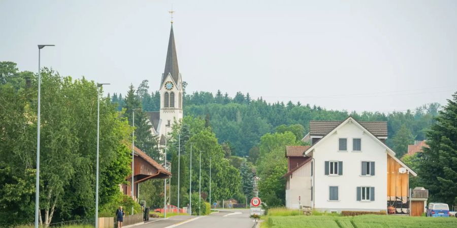 Ortseinfahrt Gemeinde Lindau (ZH) auf der Tagelswangerstrasse.