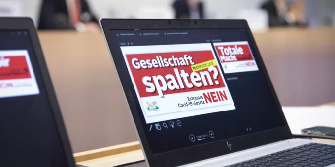 Der Slogan «Gesellschaft spalten? Nicht mit uns» wird während einer Medienkonferenz der SVP zum Covid-19-Gesetz eingeblendet, am Freitag, 15. Oktober 2021, in Bern. Covid-19-Gesetz