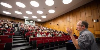 «Nicht fair» - St. Galler Studis brauchen Zertifikat – Dozenten nicht