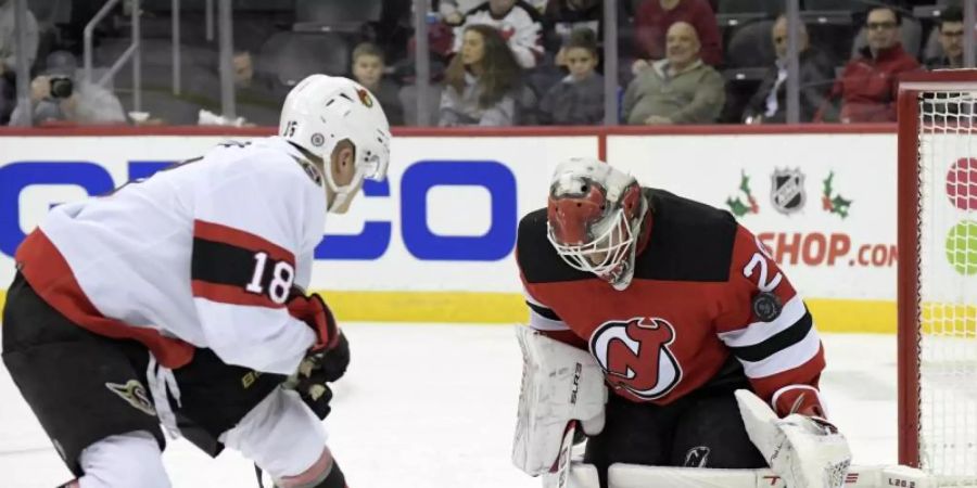 Tim Stützle (l) von den Ottawa Senators traf im Penalty-Schiessen. Foto: Bill Kostroun/AP/dpa