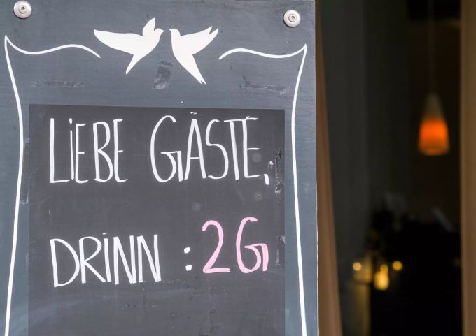 In Baden-Württemberg gilt in allen geschlossenen Innenräumen neu die 2G-Regel. coronavirus 2G