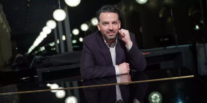 04.01.2022, Berlin: James Gaffigan, neuer Generalmusikdirektor der Komischen Oper, sitzt an einem Klavier. Gaffigan wird mit Beginn der Spielzeit 2023/24 seine neue Aufgabe übernehmen. Foto: Jörg Carstensen/dpa +++ dpa-Bildfunk +++ Neuer Generalmusikdirektor an der Komischen Oper