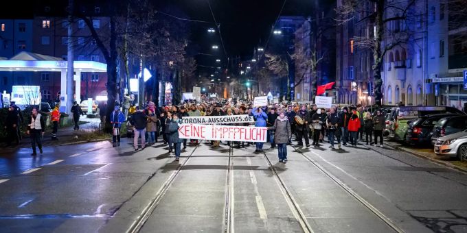 Teilnehmer eines sogenannten Spazierganges gegen die Corona-Massnahmen gehen durch die Südstadt Nürnbergs. In mehreren Städten in Deutschland haben sich Kritiker der Coronapolitik versammelt. Proteste gegen die Corona-Massnahmen - Nürnberg