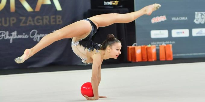 Die Bernerin Livia Maria Chiariello gewinnt beim FIG-Turnier Aura Cup in Zagreb mit ihrer Ballübung sensationell die Silbermedaille. Livia Maria Chiariello