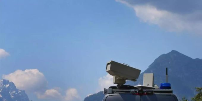 Ein Polizeiwagen fährt vor dem Panorama der Berge. Für die erneute Ausrichtung des G7-Gipfels auf Schloss Elmau in Bayern im Juni 2022 kalkuliert das bayerische Innenministerium Kosten von mehr als 160 Millionen Euro. Foto: picture alliance / dpa Ein Polizeiwagen fährt vor dem Panorama der Berge. Für die erneute Ausrichtung des G7-Gipfels auf Schloss Elmau in Bayern im Juni 2022 kalkuliert das bayerische Innenministerium Kosten von mehr als 160 Millionen Euro. Foto: picture alliance / dpa