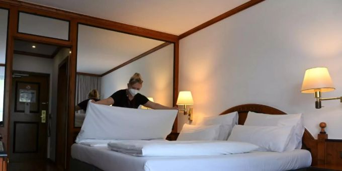 Beschäftigte in einem Hotel bei der Arbeit Beschäftigte in einem Hotel bei der Arbeit
