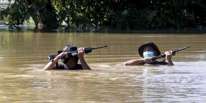 Zwei Soldaten waten durch eine überflutete Strasse. Foto: Zulkarnain Kamaruddin/BERNAMA/dpa Zwei Soldaten waten durch eine überflutete Strasse. Foto: Zulkarnain Kamaruddin/BERNAMA/dpa