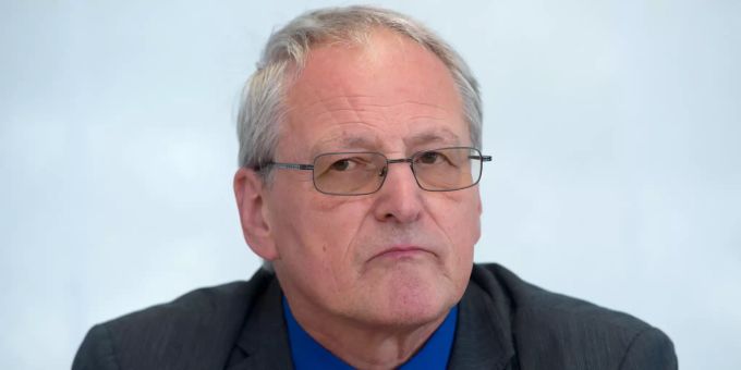 ARCHIV - 07.07.2016, Baden-Württemberg, Stuttgart: Bernd Grimmer, Abgeordneter der Partei Alternative für Deutschland, sitzt im Landtag von Baden-Württemberg bei einer Pressekonferenz. AfD-Landtagsabgeordneter Grimmer gestorben