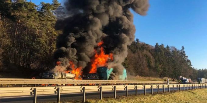 Mehrere Lastwagen stehen auf der Autobahn 3 bei Parsberg in Flammen. Zuvor war ein Lastwagen in einen Konvoi von US-Militärfahrzeugen gefahren. Foto: Markus Rath/Mittelbayerische Zeitung/dpa Mehrere Lastwagen stehen auf der Autobahn 3 bei Parsberg in Flammen. Zuvor war ein Lastwagen in einen Konvoi von US-Militärfahrzeugen gefahren. Foto: Markus Rath/Mittelbayerische Zeitung/dpa