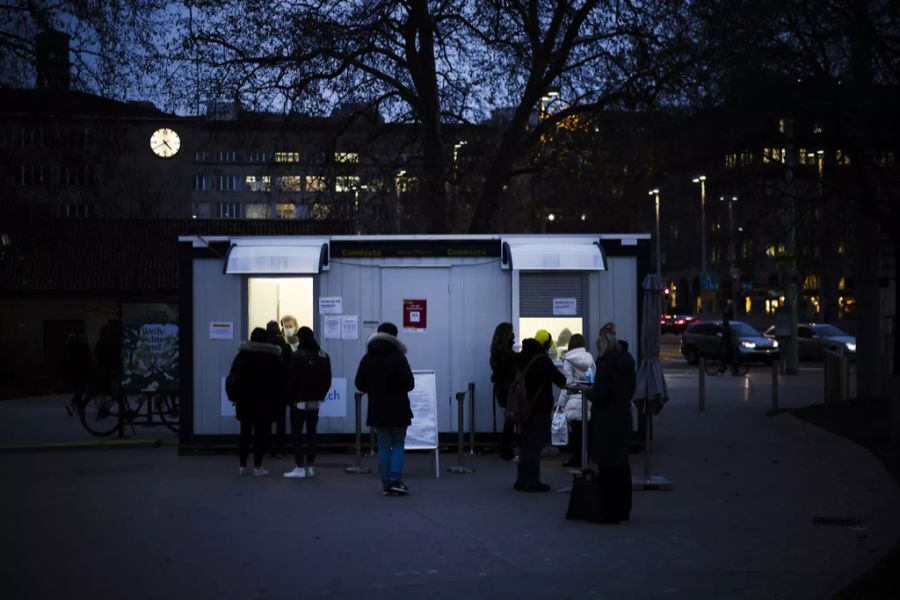 Personen stehen für einen Covid-19 Coronavirus Test bei einem Testzentrum beim Landesmuseum an, am Freitag, 17. Dezember 2021 in Zürich.