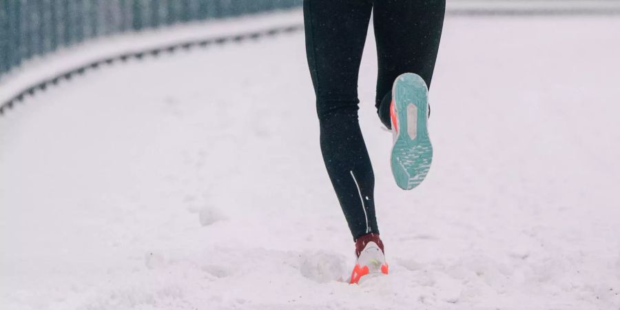 Läufer im Schnee Beine ab Knie