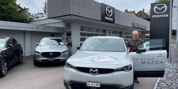 Roger Aerni von der Garage Aerni AG in Safenwil mit dem Mazda MX-30 Garage Aerni AG Mazda