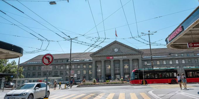 Der Bahnhof Biel. Davor ein Bus der Verkehrsbetriebe Biel. Der Bahnhof Biel. Davor ein Bus der Verkehrsbetriebe Biel.