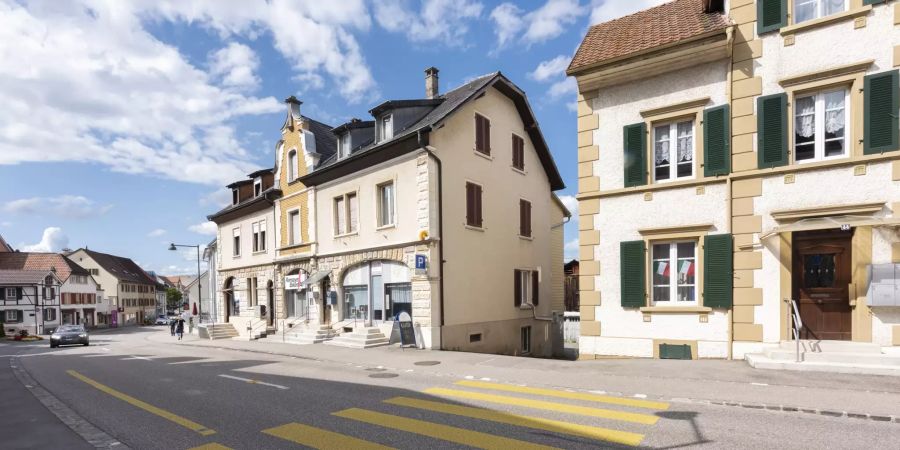 Die Hauptstrasse in Aesch mit diversem Gewerbe und Einkaufsläden. - Aesch (BL)