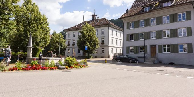 Der Dorfbrunnen mit dem Schulhaus an der Hauptstrasse in Ormalingen. Der Dorfbrunnen mit dem Schulhaus an der Hauptstrasse in Ormalingen.