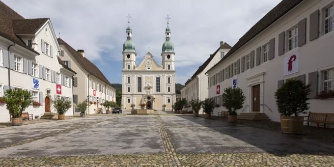 Domplatz in Arlesheim. Der Dom zu Arlesheim wurde 1681 geweiht, ist der unbefleckten Empfängnis Mariens geweiht, von 1679 bis 1792 Sitz des Domkapitels des Bistums Basel. Berühmt ist auch die Orgel von Johann Andreas Silbermann aus dem Jahr 1761. Domplatz in Arlesheim. Der Dom zu Arlesheim wurde 1681 geweiht, ist der unbefleckten Empfängnis Mariens geweiht, von 1679 bis 1792 Sitz des Domkapitels des Bistums Basel. Berühmt ist auch die Orgel von Johann Andreas Silbermann aus dem Jahr 1761.