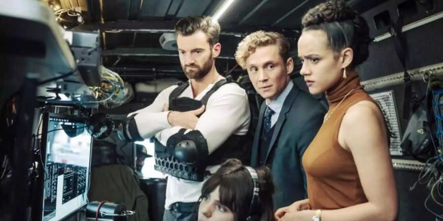 Stuart Martin (l), Ruby O. Fee (unten), Matthias Schweighöfer und Nathalie Emmanuel in einer Szene des Films «Army of Thieves». Foto: Stanislav Honzik/Netflix 2021/dpa