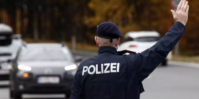 Verkehrskontrolle in Klagenfurt. Österreich leidet derzeit unter einer massiven vierten Infektionswelle des Coronavirus. Coronavirus