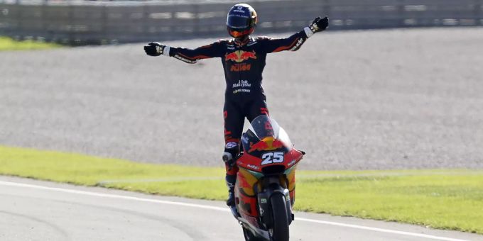 Raul Fernandez nach dem Sieg beim Moto2-Rennen in Valencia. Moto2