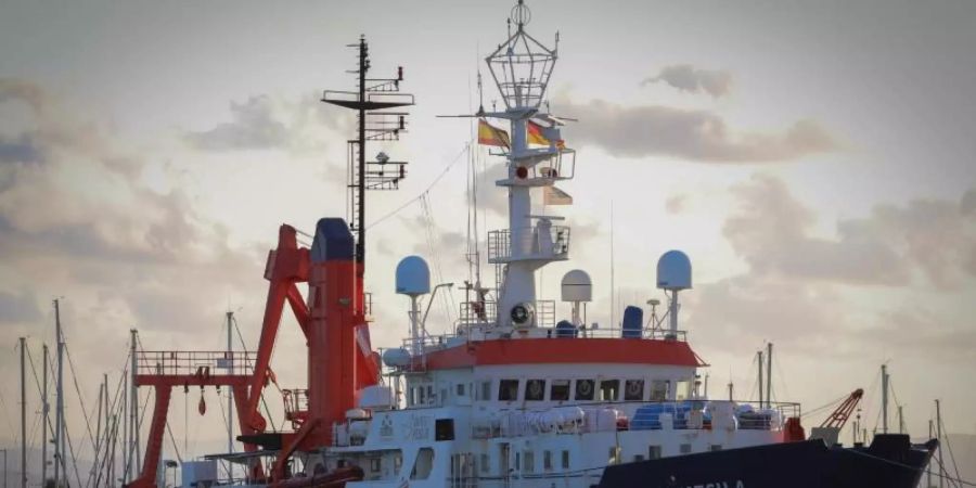 Das Seenotrettungsschiff «Sea-Watch 4» liegt im Hafen von Burriana. Foto: Hannah Wallace Bowman/MSF/dpa