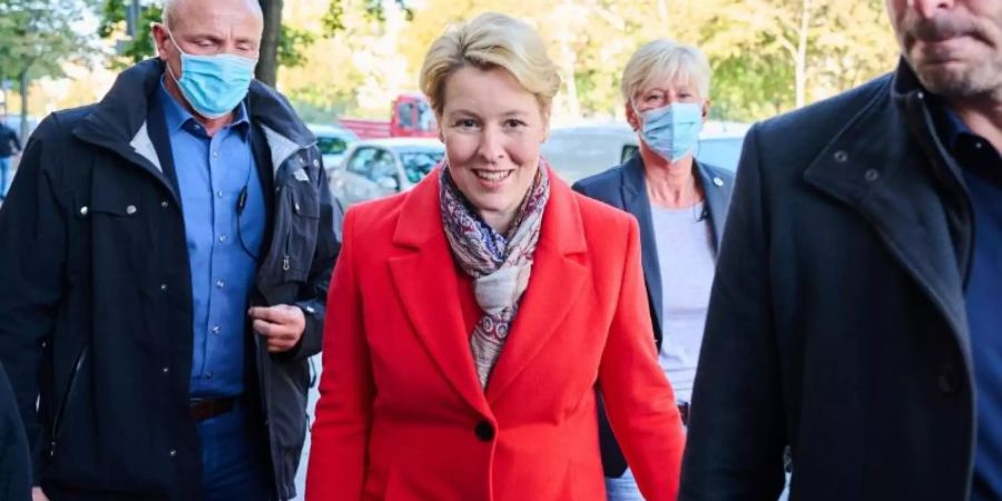Franziska Giffey auf dem Weg in das Kurt-Schumacher-Haus, dem Sitz des Berliner SPD-Landesverbandes. Foto: Annette Riedl/dpa
