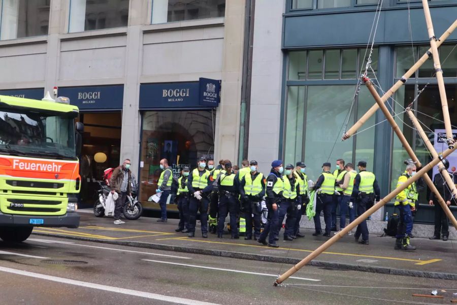 Die Polizei an der Uraniastrasse im Einsatz.