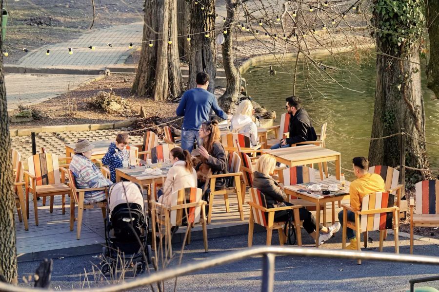 Familien im Aussenbereich eines Restaurants trotz herbstlichen Temperaturen. (Symbolbild)