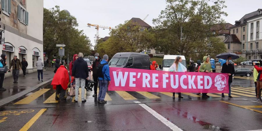 Die Aktivisten blockierten am Dienstag die Rudolf-Brun-Brücke.