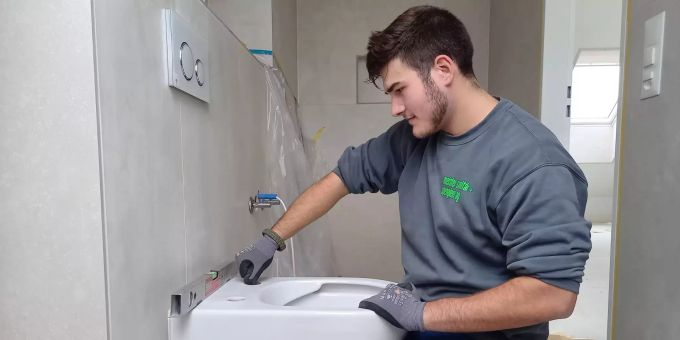 Monteur Angelos Spatharos hat bereits seine Ausbildung im Betrieb absolviert. Meister Sanitär + Spenglerei Muttenz