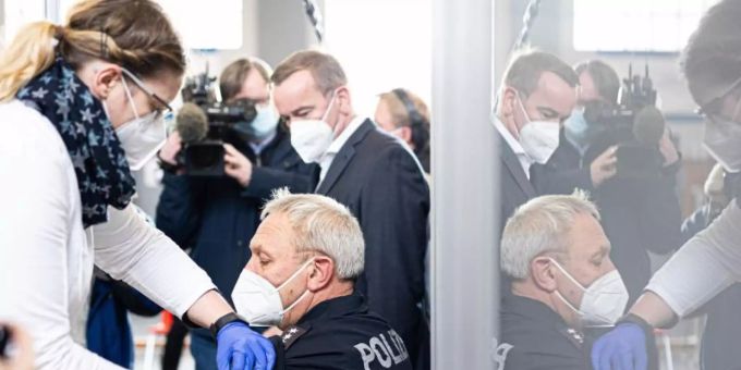 Ein Polizeibeamter in Hannover lässt sich eine Auffrischungsimpfung gegen Covid-19 verabreichen. Foto: Moritz Frankenberg/dpa Ein Polizeibeamter in Hannover lässt sich eine Auffrischungsimpfung gegen Covid-19 verabreichen. Foto: Moritz Frankenberg/dpa