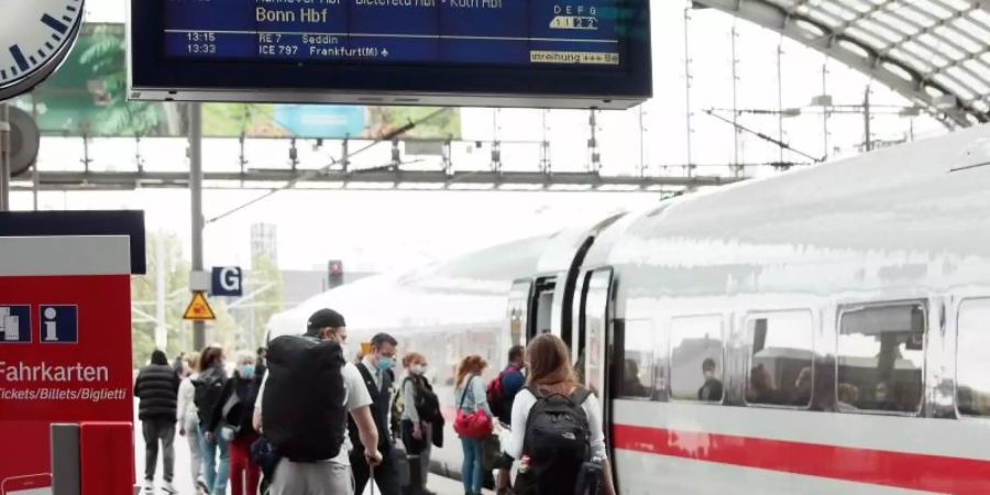 Zug fahren statt ins Auto oder Flugzeug zu steigen - das kann helfen, das Klima zu schonen. Die künftige Regierung formuliert dazu grosse Ziele. Das allein ändert aber nicht viel. Foto: Carsten Koall/dpa