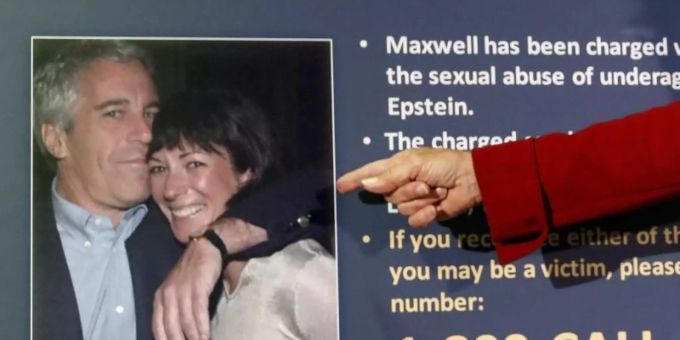Eine Anklägerin zeigt auf ein Foto von Jeffrey Epstein und Ghislaine Maxwell. Die 59-Jährige steht in New York vor Gericht. Foto: John Minchillo/AP/dpa Eine Anklägerin zeigt auf ein Foto von Jeffrey Epstein und Ghislaine Maxwell. Die 59-Jährige steht in New York vor Gericht. Foto: John Minchillo/AP/dpa