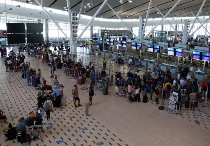 27.11.2021, Südafrika, Kapstadt: Reisende stehen am Flughafen in Kapstadt in langen Schlangen an den wenigen Schaltern an, die überhaupt noch offen sind. Wegen der Verbreitung der neuen Coronavirus-Variante Omikron im südlichen Afrika beschränkt die Bundesregierung die Einreise aus insgesamt acht Ländern der Region drastisch. Reisende am Flughafen Kapstadt