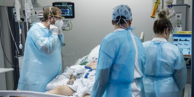 Ein Patient mit Corona wird auf einer Intensivstation behandelt. Coronavirus