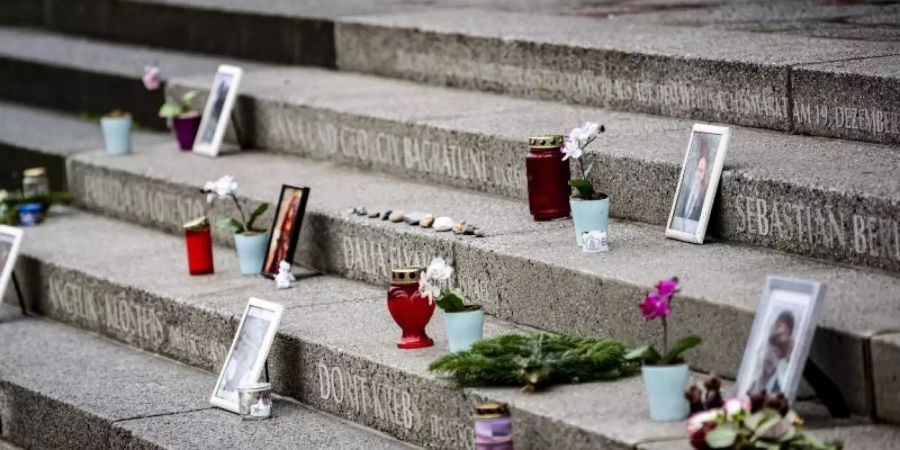 Blumen und Bilder am Mahnmal für die Terroropfer vom Breitscheidplatz. Foto: Fabian Sommer/dpa