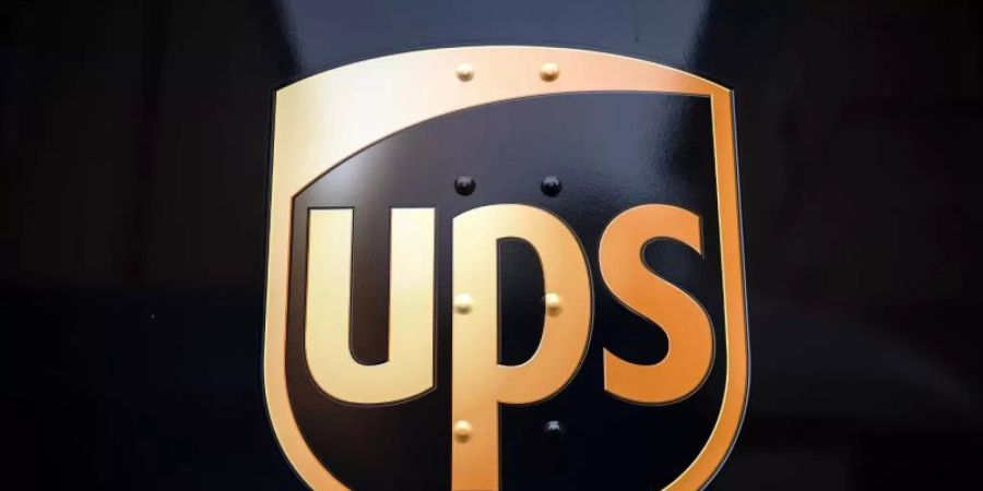 Das Logo von UPS an einem Transporter. Foto: Sina Schuldt/dpa