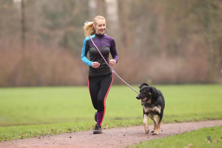 Frau joggt mit Hund