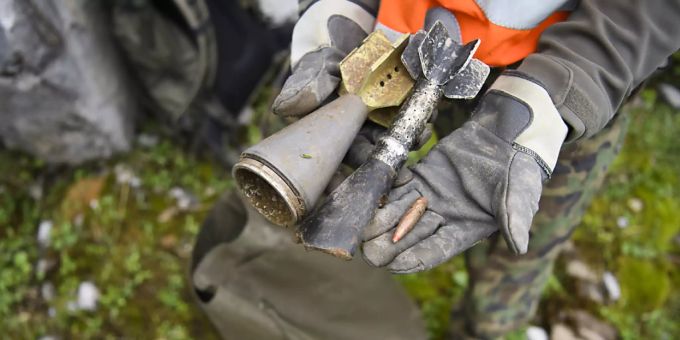 Ein Gebirgsspezialist zeigt Munitionsreste bei einer Aufräumaktion oberhalb der Schwägalp SG im Sommer 2018. blindgänger
