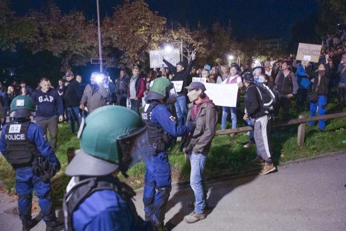 Die Polizei am Donnerstagabend in Bern im Gespräch mit Skeptikern, die gegen die Massnahmen zur Eindämmung des Coronavirus demonstrieren. Coronavirus